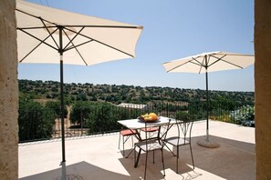 Outdoor dining - Ragusa Apartments Quadri - Apartment near Ragusa (Ragusa)
