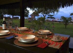 Breakfast, lunch, dinner served; beach views - KUBU GANESH Guesthouse (Penida Island)