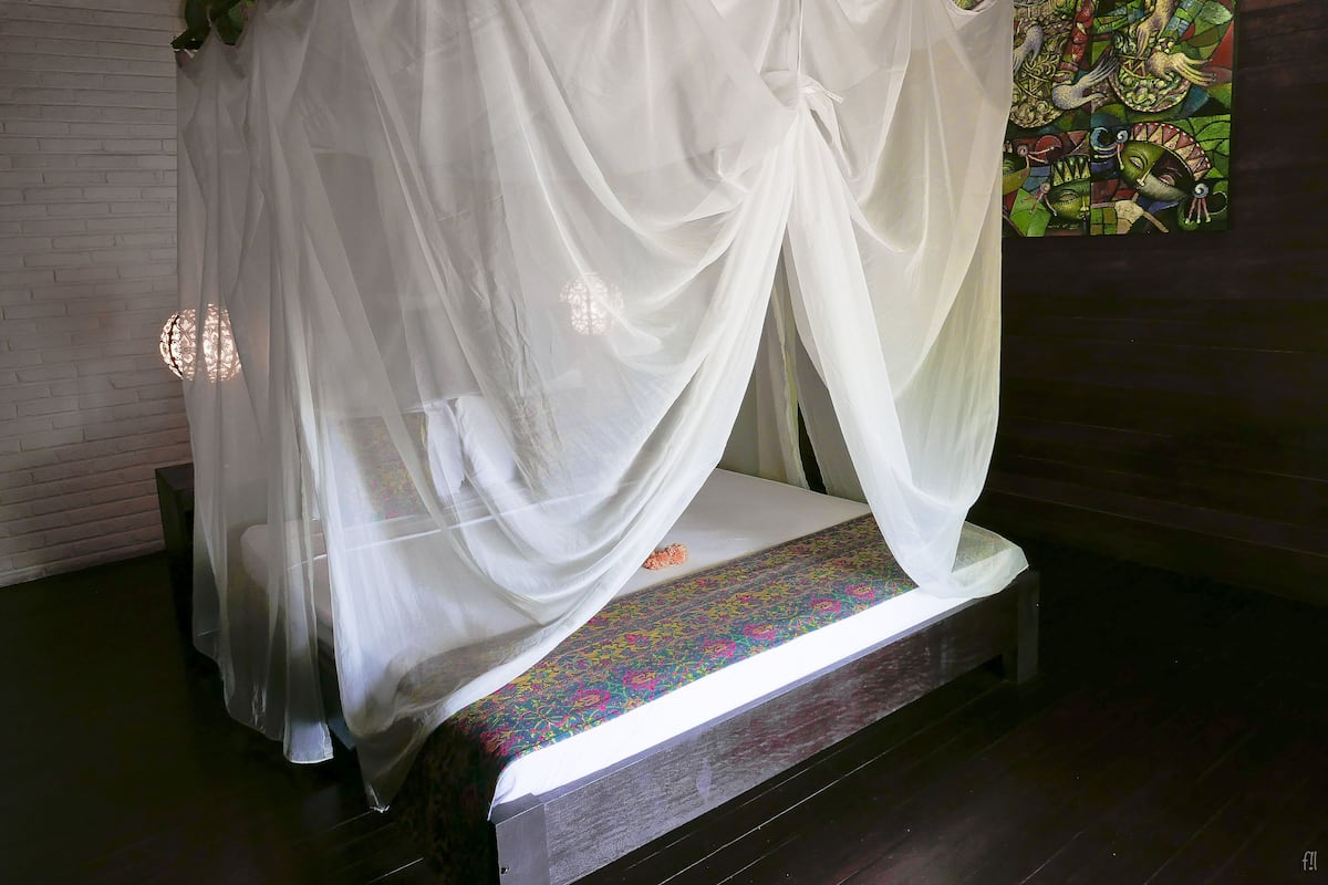 2 kamar tidur, brankas, didekorasi berbeda-beda, dan meja kerja