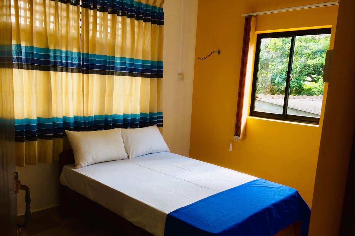 Habitación básica doble, 1 cama King size, para no fumadores | Wifi gratis y ropa de cama
