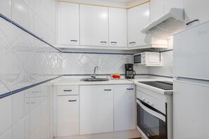 ثلاجة، ميكروويف، فرن، ماكينة لصنع القهوة/الشاي