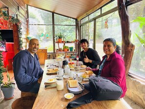 Bữa sáng đầy đủ hàng ngày (10 USD/mỗi người)