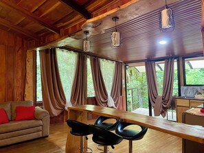 Familien-Ferienhütte, 1 Schlafzimmer, Balkon, Gartenblick | Wohnbereich