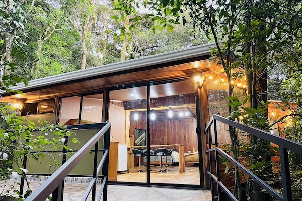 Familjestuga - 1 sovrum - balkong - utsikt mot trädgården | Sängtillbehör av högsta kvalitet, duntäcken och arbetsyta för laptop