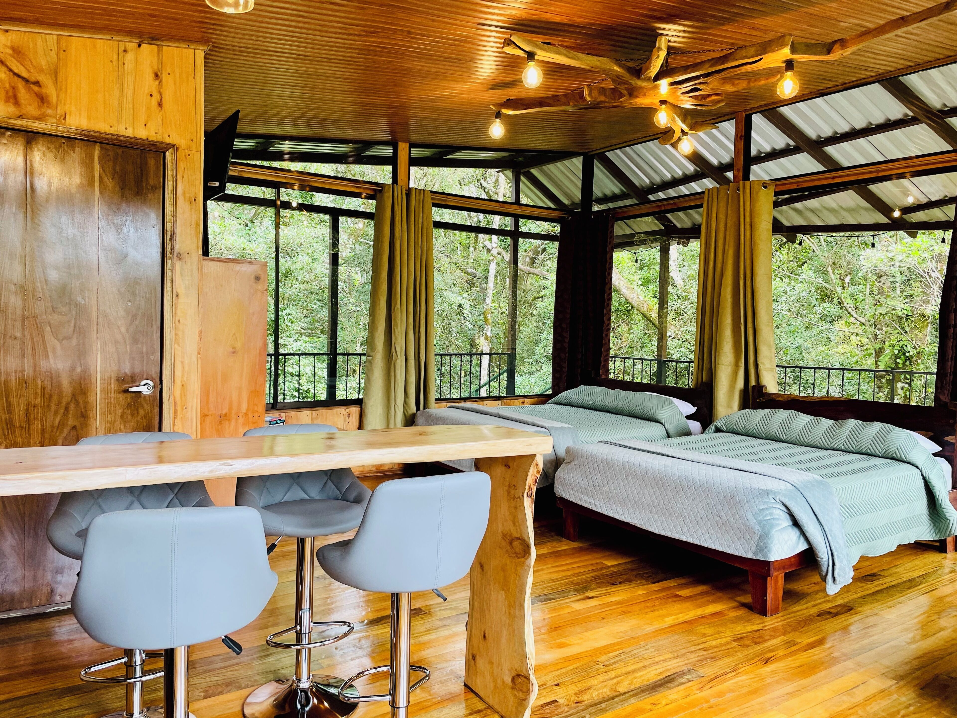 Casa de árbol panorámica, vista al jardín | Ropa de cama de alta calidad y edredón 