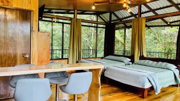 Casa de árbol panorámica, vista al jardín | Ropa de cama de alta calidad y edredón