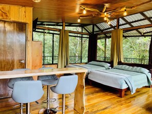 Premium bedding, down duvets, laptop workspace, blackout curtains - Cabañas La Montaña (Monteverde)