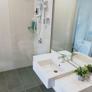 1 Bedroom Studio | Bathroom | Shower, free toiletries, towels - South Key Mosaic (Johor Bahru)
