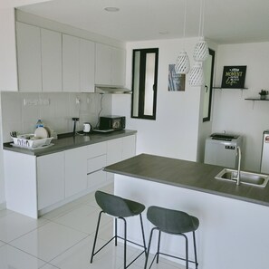 1 Bedroom Studio | Private kitchenette | Full-size fridge, microwave, stovetop, cookware/dishes/utensils - South Key Mosaic (Johor Bahru)