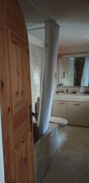 Combined shower/tub