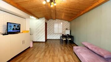 Habitación doble estándar | Área de sala de estar | Smart TV