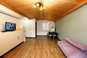 Standard Double Room | Living area | Smart TV - Pine Aroma Pension (Hongcheon)