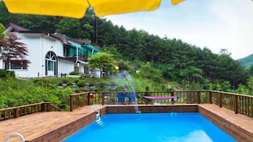 Una piscina al aire libre de temporada