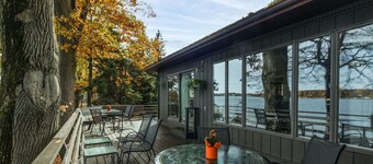 Superbe grande maison au bord de l'eau sur la baie de Sodus avec plage privée, quai et belle-famille