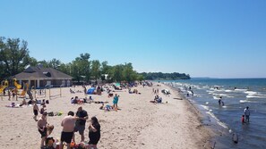 På stranden, solsenger og strandhåndklær