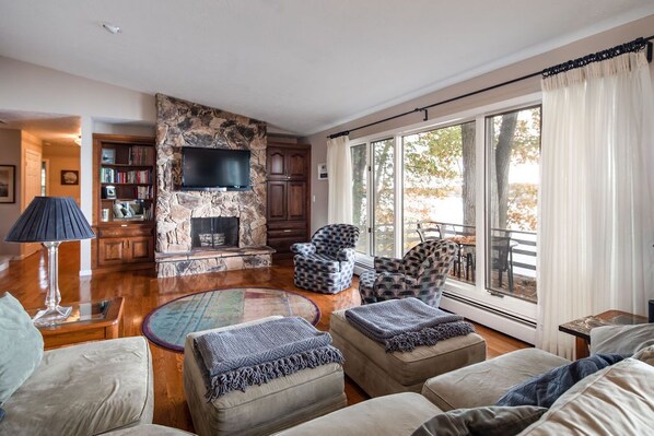 Smart TV, fireplace, DVD player, books