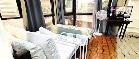 1 habitación, tabla de planchar con plancha, wifi gratis y ropa de cama