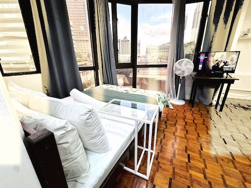 Charming overview studio by Greenbelt (Netflix &  pool)
