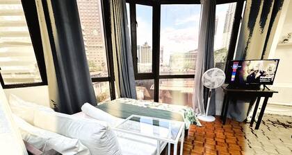 Charming overview studio by Greenbelt (Netflix & pool)