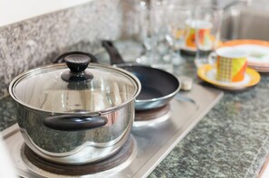 Food and drink - Charming overview studio by Greenbelt (Netflix & pool) (Legaspi Village, Makati)