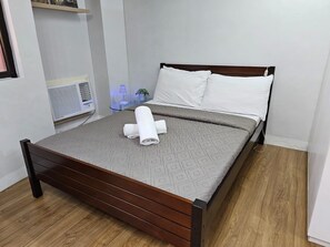 1 bedroom, iron/ironing board, free WiFi, bed sheets - Charming overview studio by Greenbelt (Netflix &  pool) (Legaspi Village, Makati)