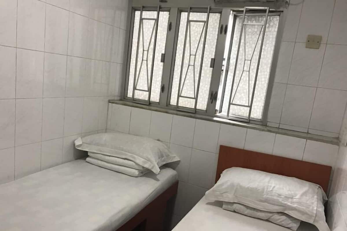 Habitación básica con 1 cama matrimonial o 2 individuales | Wifi gratis, ropa de cama y acceso para silla de ruedas