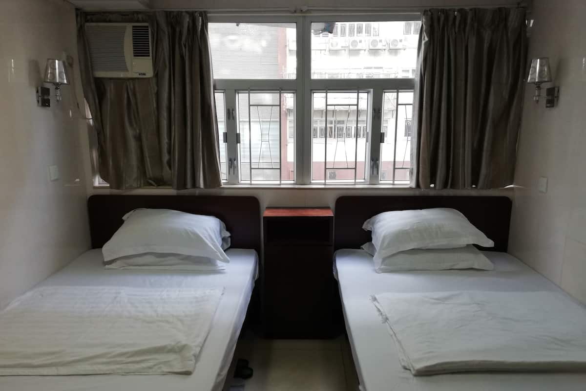 Habitación cuádruple básica, varias camas | Wifi gratis, ropa de cama y acceso para silla de ruedas