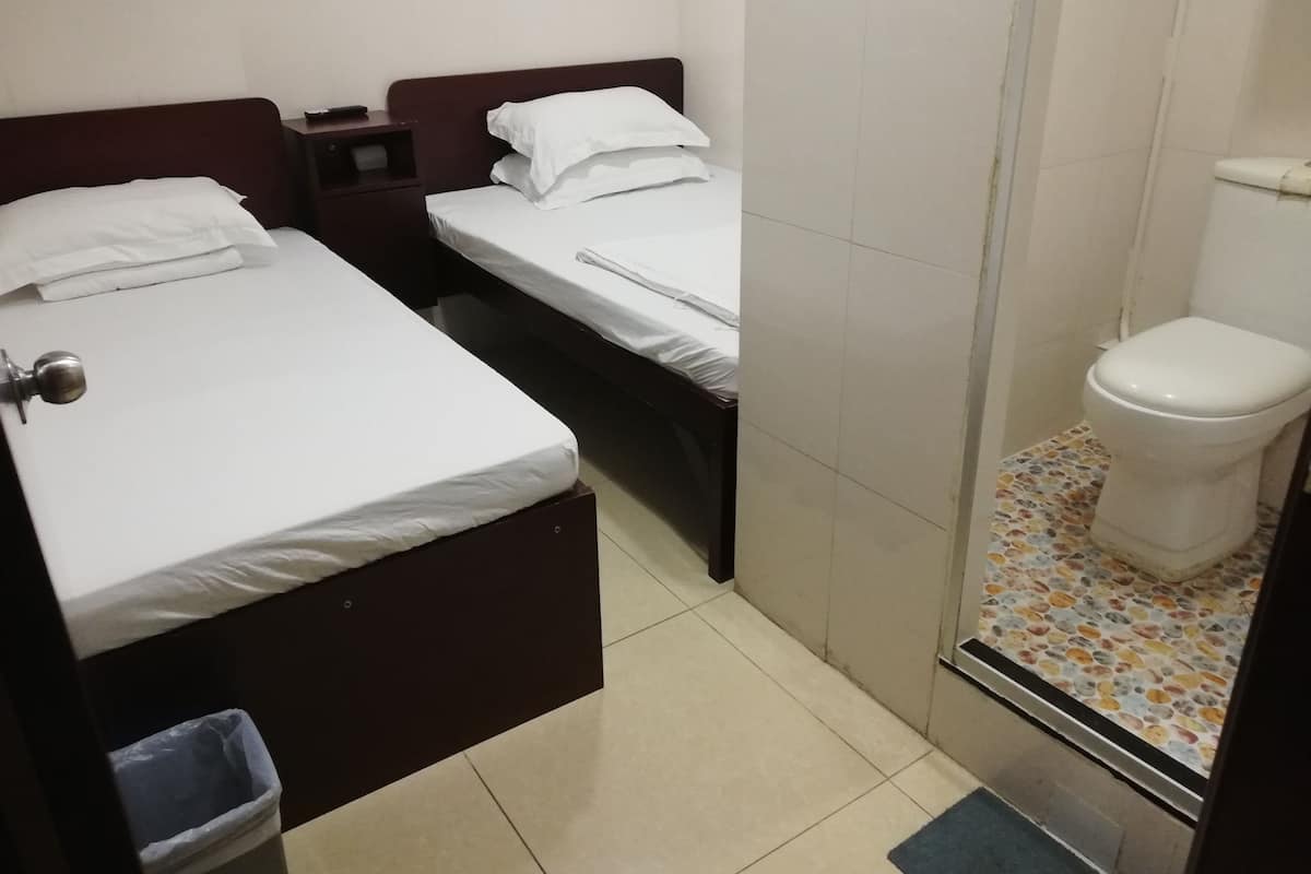 Habitación triple básica, varias camas | Wifi gratis, ropa de cama y acceso para silla de ruedas