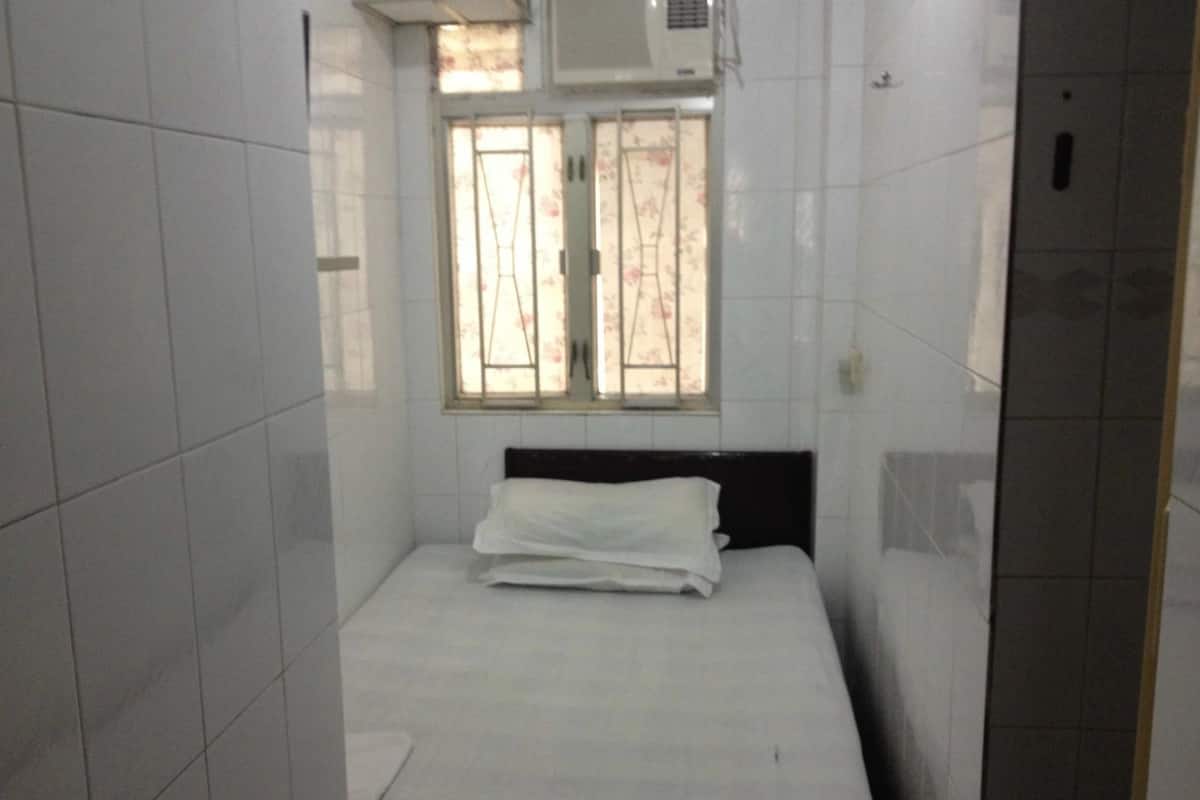 Habitación básica doble, 1 cama individual grande | Wifi gratis, ropa de cama y acceso para silla de ruedas