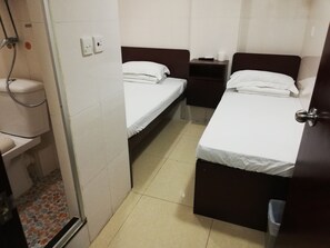 Quarto triplo básico, várias camas | Wi-Fi de cortesia, roupa de cama, acesso para cadeiras de rodas