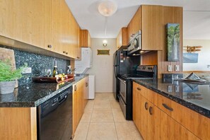 Réfrigérateur, micro-ondes, plaque de cuisson, lave-vaisselle