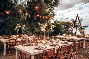 Outdoor banquet area - Beachfront cottage on the world famous 4 Mile Beach, Port Douglas. (Port Douglas)