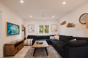 Een televisie en een filmbibliotheek