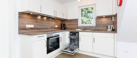 Køleskab, mikrobølgeovn, højstol