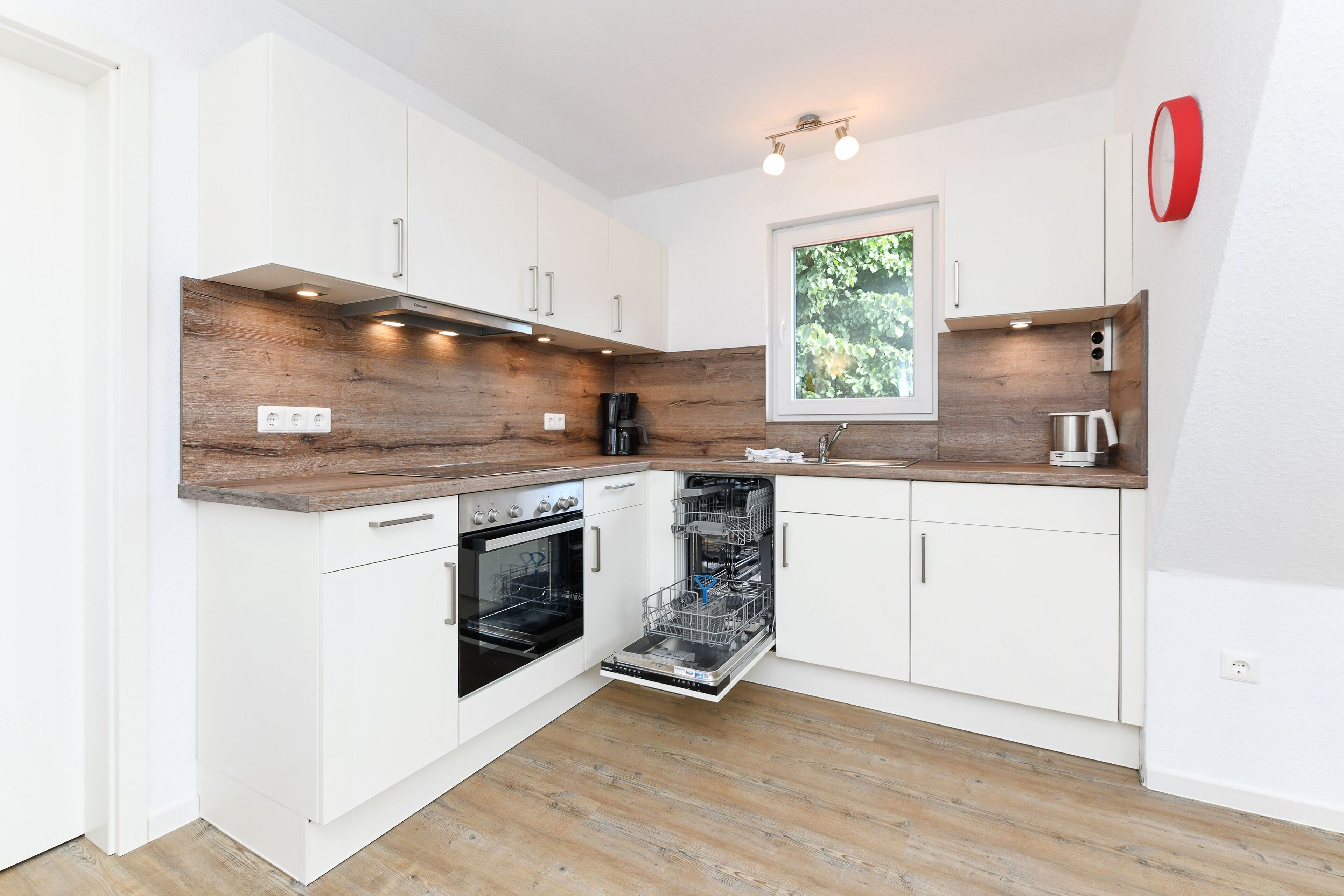 Réfrigérateur, micro-ondes, chaise haute