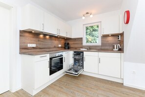 Réfrigérateur, four à micro-ondes, chaise haute