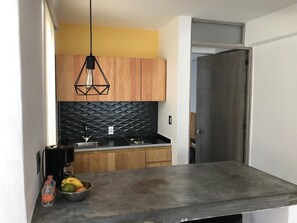 Refrigerador, parrilla de estufa y cafetera y tetera 