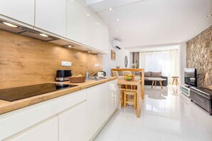 Fridge, oven, stovetop, dishwasher