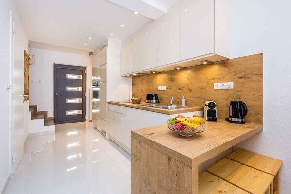 Fridge, oven, stovetop, dishwasher