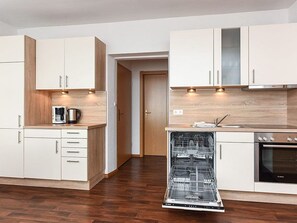 Réfrigérateur, four à micro-ondes, un four, chaise haute