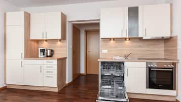 Kühlschrank, Mikrowelle, Ofen, Hochstuhl