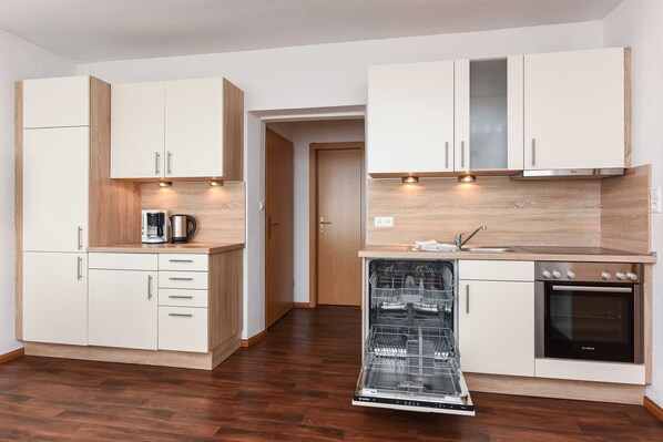 Frigorifero, microonde, forno, seggiolone