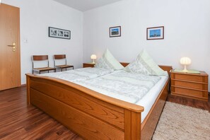 2 Schlafzimmer, Reisekinderbett, Bettwäsche
