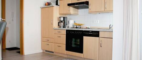 Een koelkast, een oven, een vaatwasser, een koffiezetapparaat/waterkoker