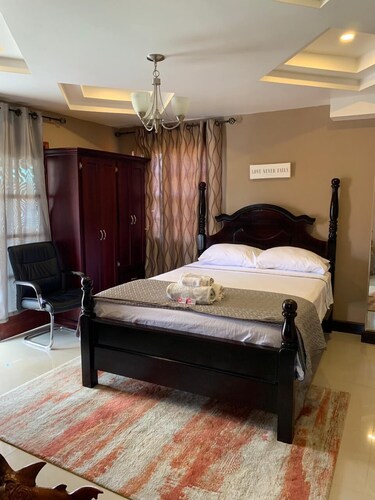 Garden Lake Apts near the airport. AC, free wifi