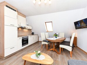 Réfrigérateur, four, lave-vaisselle, chaise haute