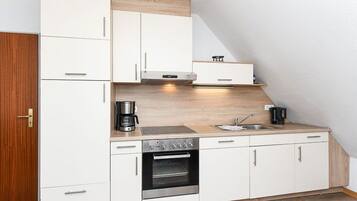 Kühlschrank, Ofen, Geschirrspüler, Hochstuhl