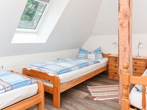 2 bedrooms, travel cot, bed sheets