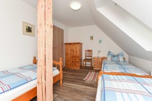 2 Schlafzimmer, Reisekinderbett, Bettwäsche