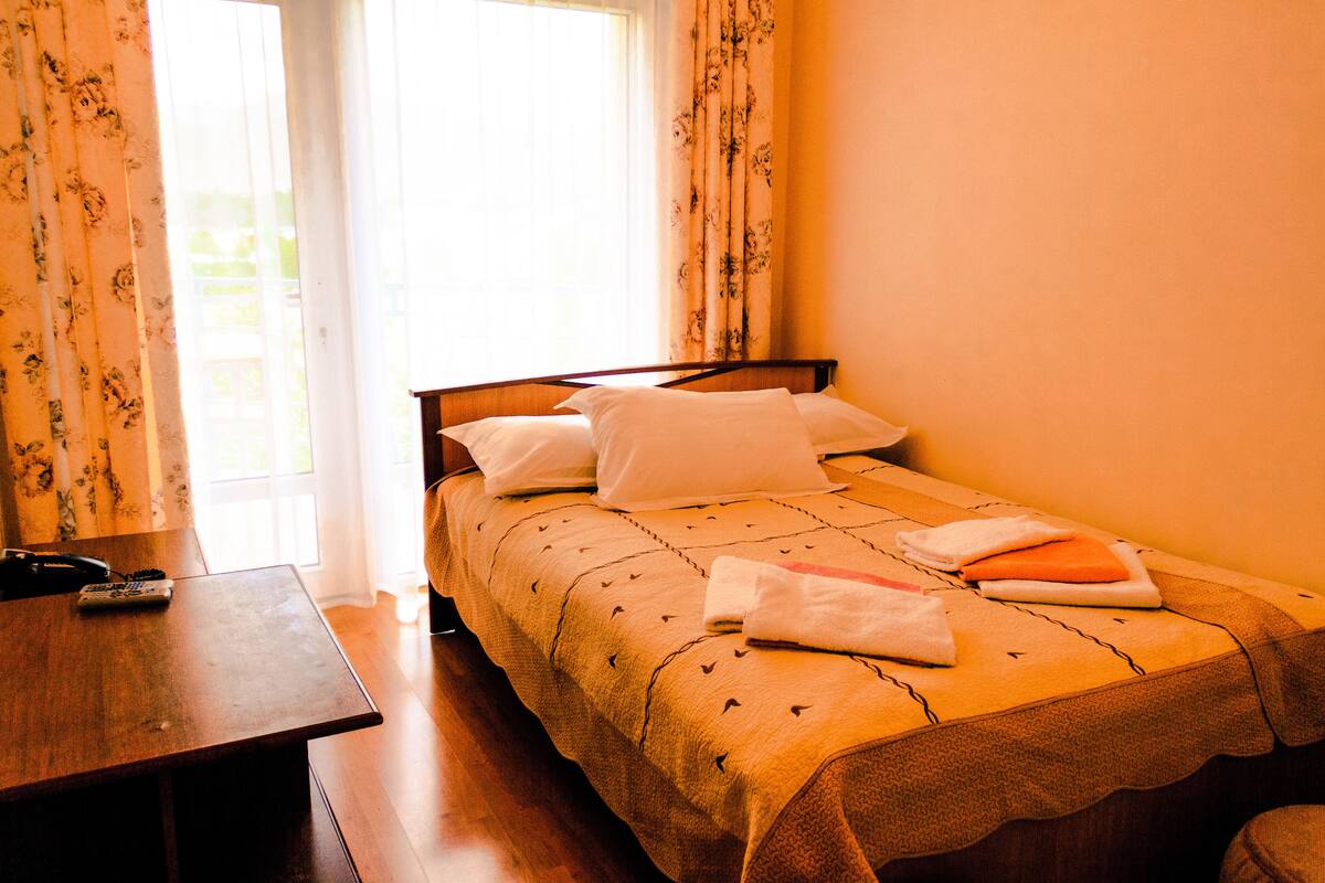 Standard-Vierbettzimmer | Zimmersafe, Verdunkelungsvorhänge, Bügeleisen/Bügelbrett